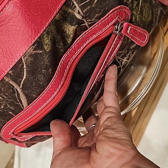 C Camo Pink Purse With Bling Cross Rhinestone studs leather concealed carry NWOT - Picture 10 of 17
